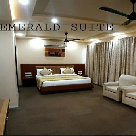 The Emerald Club ,Rádzskot Kültér fotó