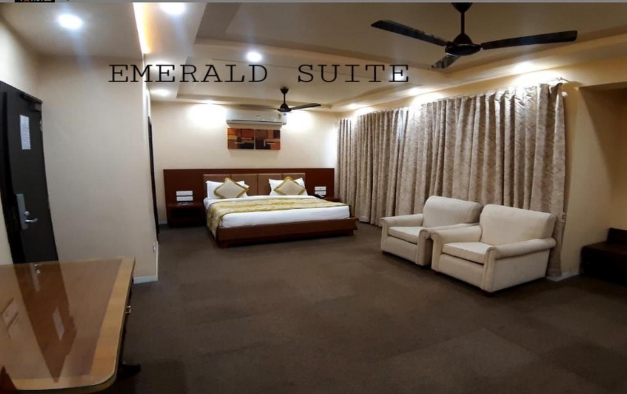 The Emerald Club ,Rádzskot Kültér fotó
