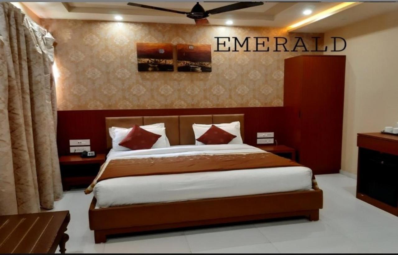 The Emerald Club ,Rádzskot Kültér fotó